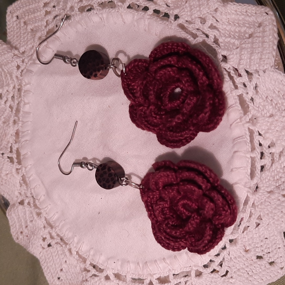 Vintage handmade crochet rose earrings dangle 1990's